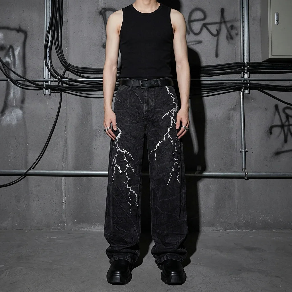 Electric Storm Hose, frontal, schwarzes Top, Techno Festival Mode, Kabel im Hintergrund