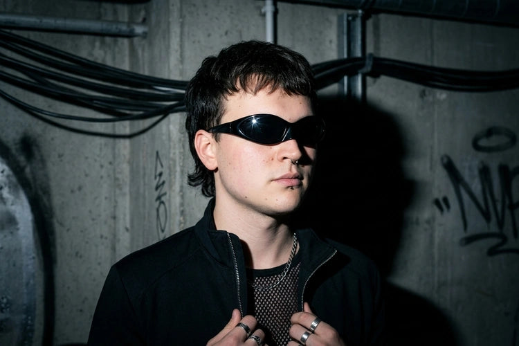 Unten Bild - techno-essentials-cybershades-schwarze-rave-brille-lifestyle.webp