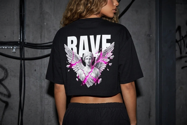 Unten Bild - techno-essentials-damen-oversize-crop-top-rave-angel-v2-editorial.webp