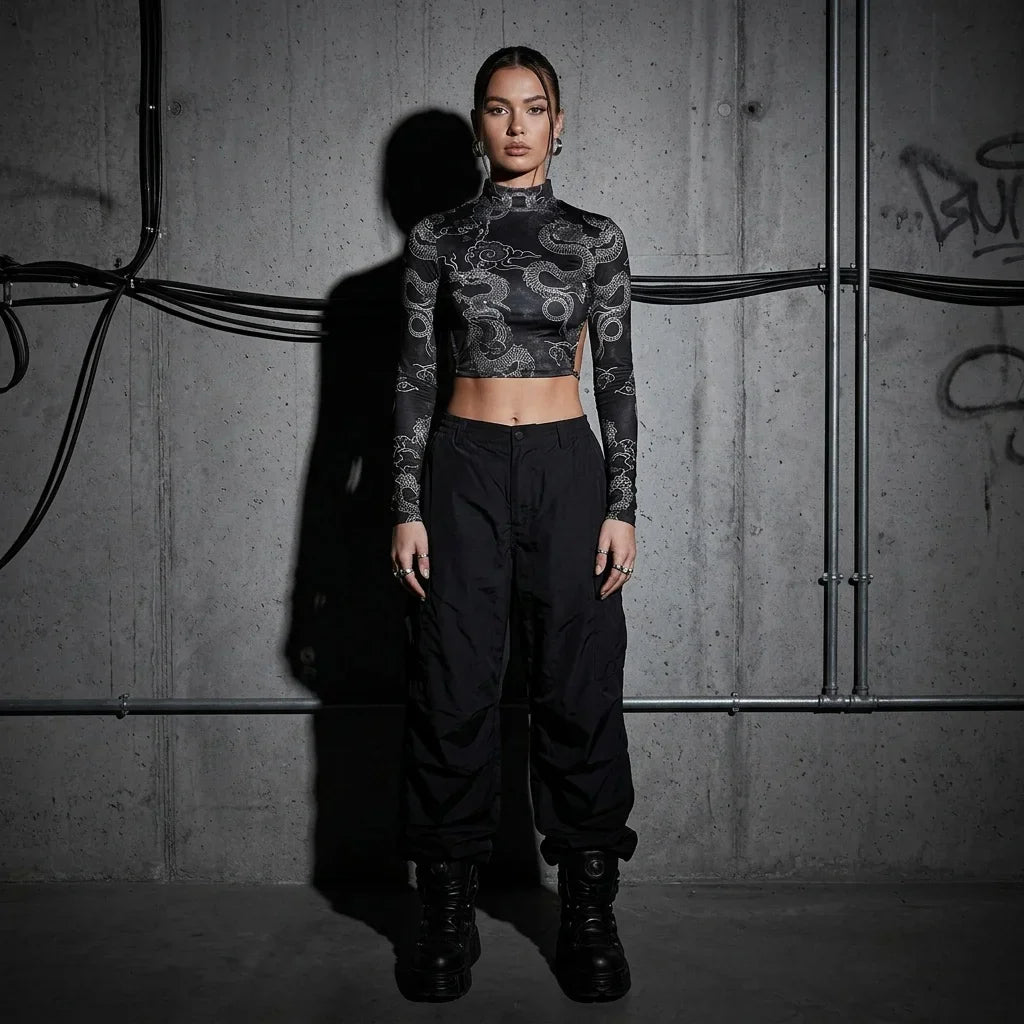 Damen Longsleeve mit Drachenprint vor Betonwand