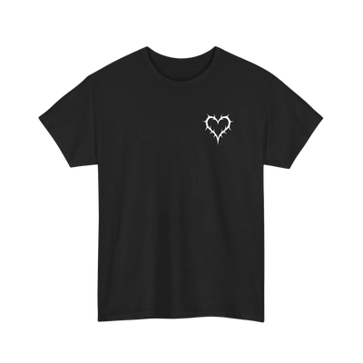 Zwart Liebe brennt T-shirt met klein prikkeldraadhartje, vooraanzicht 