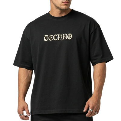 Zwart Techno Vibe oversized T-shirt met Techno-letters in gotische stijl, vooraanzicht bij model