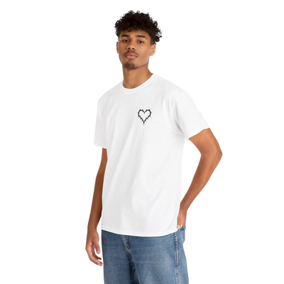 Wit Liebe brennt T-shirt bij model, vooraanzicht 