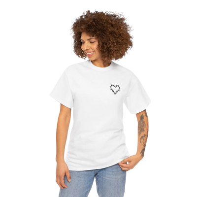 Wit Liebe brennt T-shirt bij vrouwelijk model, vooraanzicht 