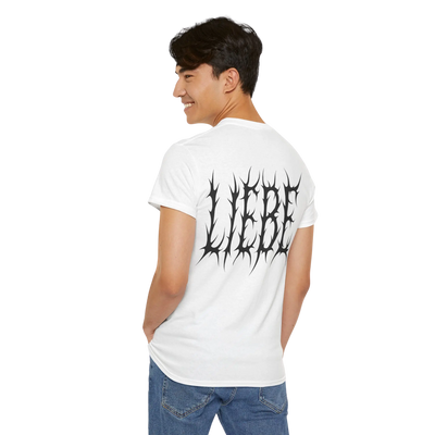 Wit Liebe brennt T-shirt bij model, driekwart-achteraanzicht 