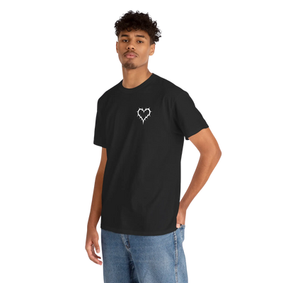 Zwart Liebe brennt T-shirt bij model, vooraanzicht 