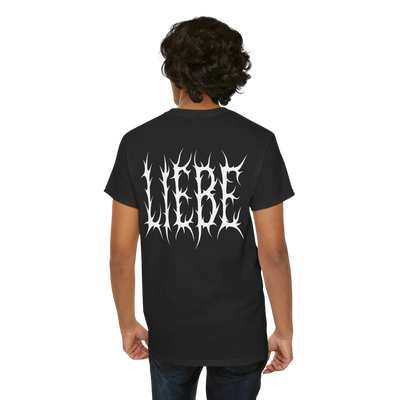 Zwart Liebe brennt T-shirt bij model, achteraanzicht 