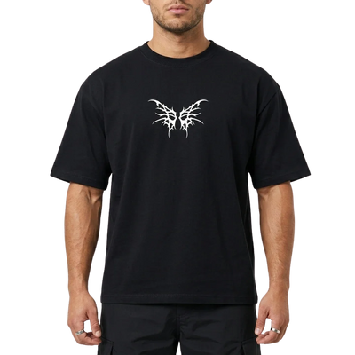 Zwart Tribal Techno Vibes oversized T-shirt met witte tribal print, vooraanzicht bij model