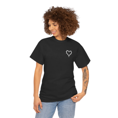 Zwart Liebe brennt T-shirt bij vrouwelijk model, vooraanzicht 