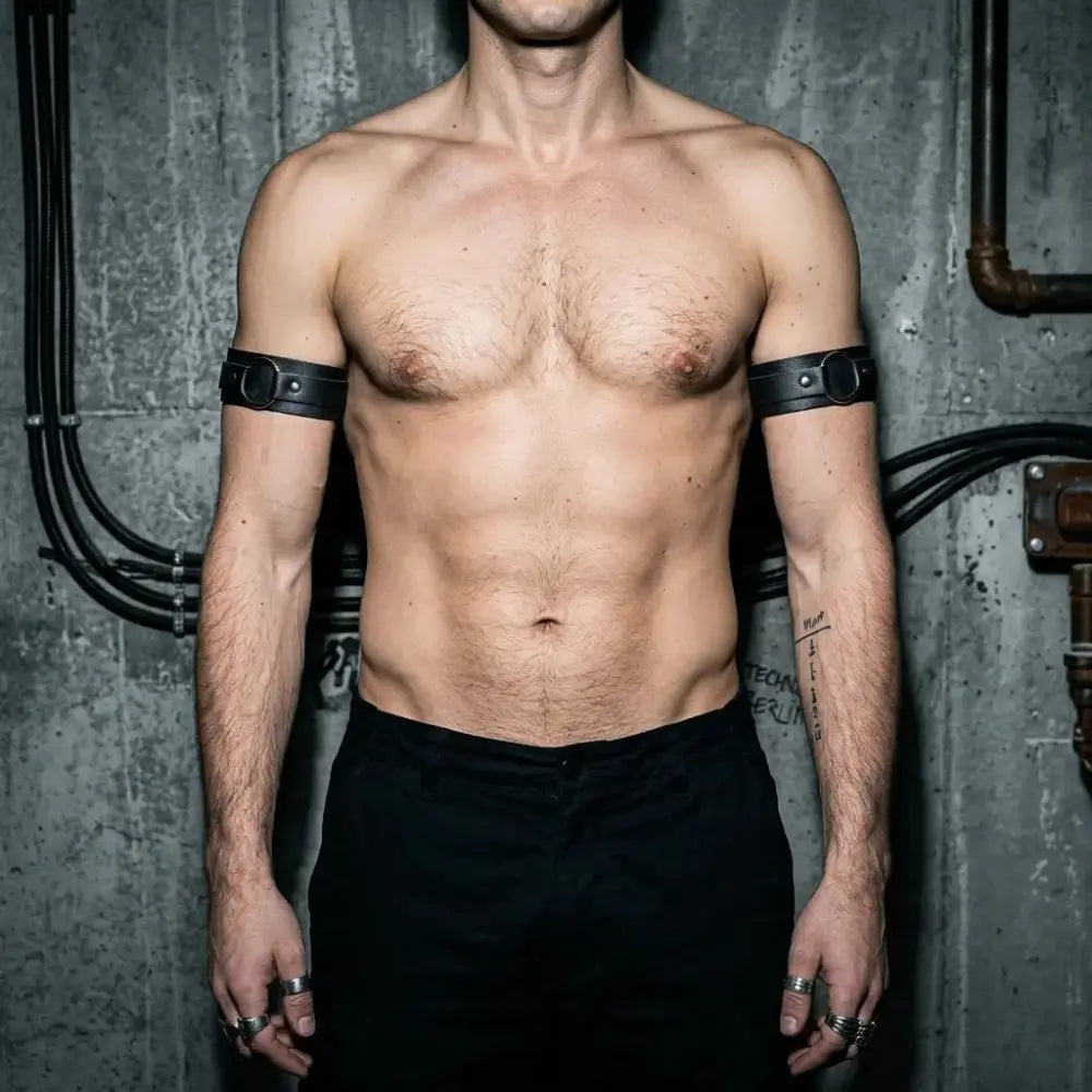 Techno Arm Straps – Schwarze Rave Oberarmbänder aus Kunstleder