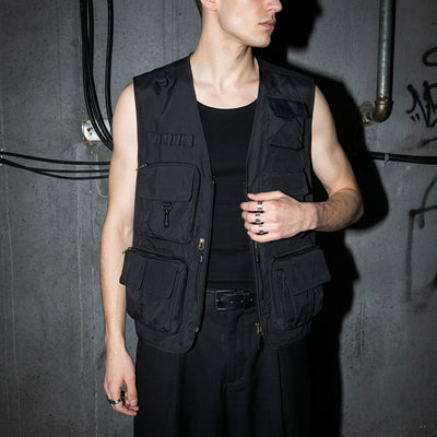 Seitliche Ansicht: Model in Tactical Utility Weste, Festival-Mode
