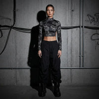 Dragon Night Backless Longsleeve met wijde zwarte broek, vooraanzicht bij model