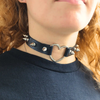 HeartEdge Spike Choker – Verstellbare Lederhalskette mit Herz