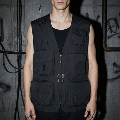 Model trägt schwarze Tactical Utility Weste, Club-Look