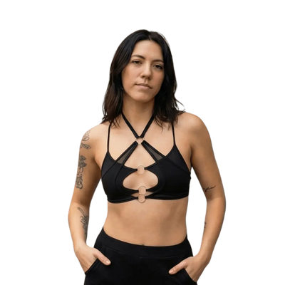 Model in X-Strap Mesh Bralette, freigestellt, Rave Fashion