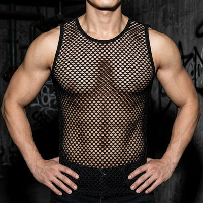 Schwarzes Rave-Mesh Tanktop, Model mit Händen an Hüften, Club-Mode, Graffiti-Hintergrund