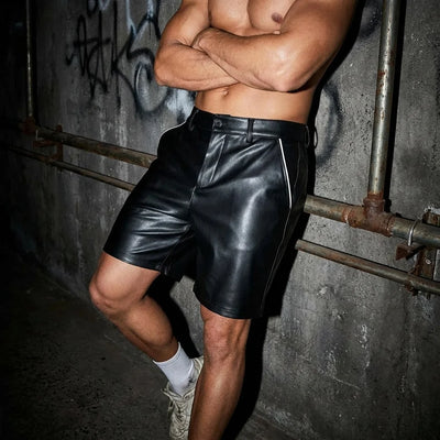 Zwarte Nightshift Shorts, zijaanzicht bij model