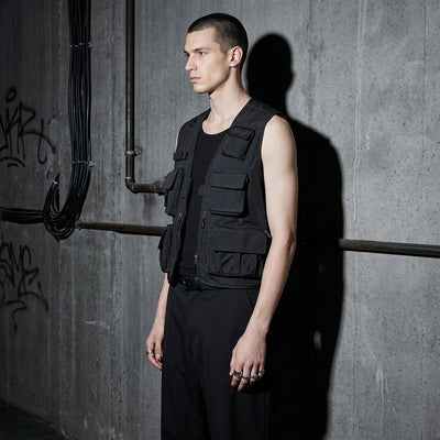 Model seitlich in schwarzer Tactical Utility Weste, Rave Style