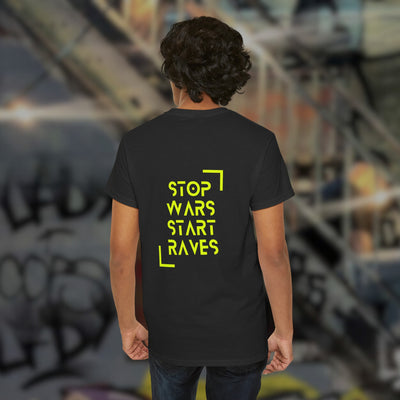 Zwart Stop Wars Start Raves T-shirt bij model, achteraanzicht