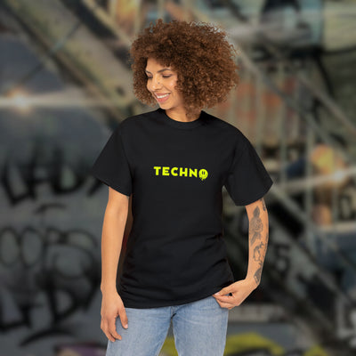 Zwart Techno Essentials T-shirt bij vrouwelijk model, vooraanzicht
