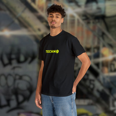 Zwart Techno Essentials T-shirt bij mannelijk model, vooraanzicht