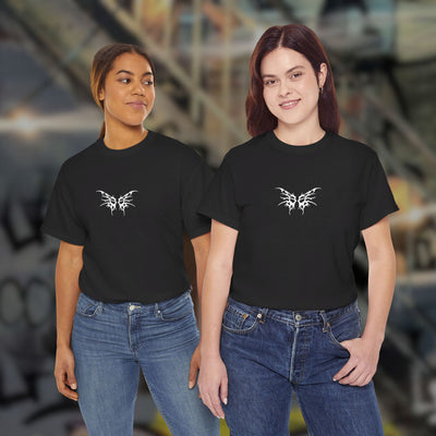 Twee vrouwelijke modellen in zwarte Tribal Techno Vibes T-shirts, vooraanzicht