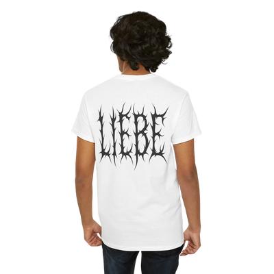 Wit Liebe brennt T-shirt bij model, achteraanzicht 