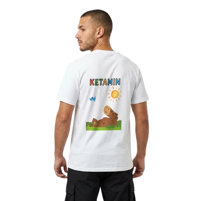 Wit KETA unisex shirt met paard-rugprint bij model, achteraanzicht 