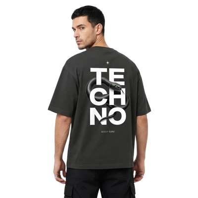 Antracietkleurig Venom oversized T-shirt met TECHNO-letters en slang, achteraanzicht bij model