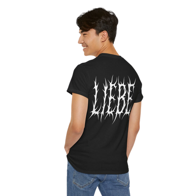 Zwart Liebe brennt T-shirt bij model, driekwart-achteraanzicht 