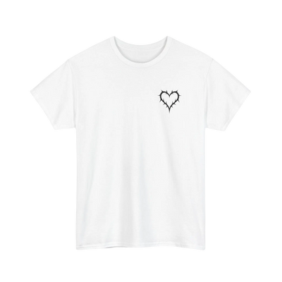 Wit Liebe brennt T-shirt met klein prikkeldraadhartje, vooraanzicht 