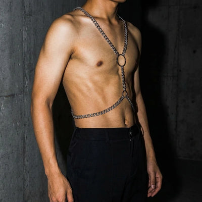 MetroPunk Body Chain seitliche Ansicht, silber, Techno Mode, männliches Model, Club