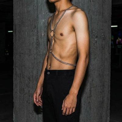 MetroPunk Brustkorb Body Chain, silber, männliches Model, Rave Fashion, seitliche Pose