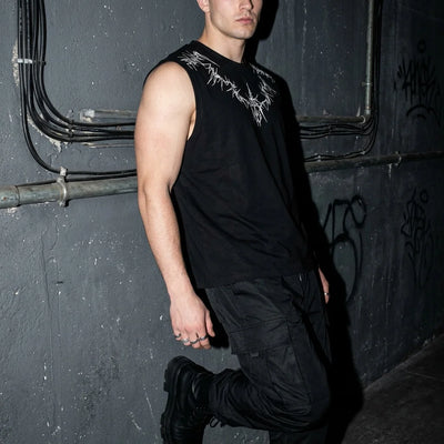 Nightfall tanktop zwart, model leunt tegen muur, techno-clubmode