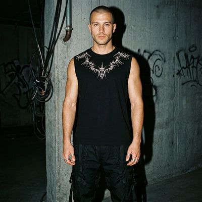 Nightfall tanktop zwart, model in urban omgeving, ravestijl