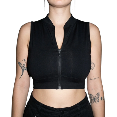Zwarte Rave Zip Top, model van voren, zichtbare tattoos, technofestival-look