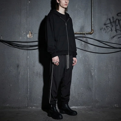 Model in Reflective Nightflow broek, urban look, ideaal voor clubnachten.