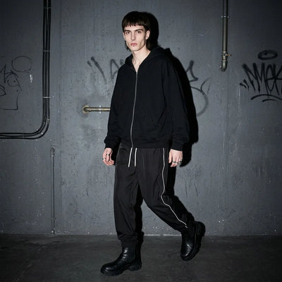 Lopend model in Reflective Nightflow broek, zwart, perfect voor raveparty's.