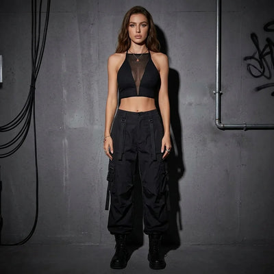 Model im Shadow Mesh Top, urbaner Look, ideal für Rave und Clubbing.