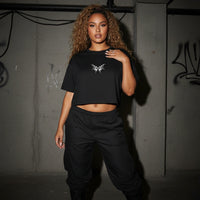 Zwarte Tribal Techno Vibes crop top met zwarte cargobroek, ten voeten uit bij model #farbe_schwarz