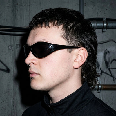 Darkwave Sleek Sonnenbrille für Raves - Ganzkörper-Aufnahme | Techno Essentials