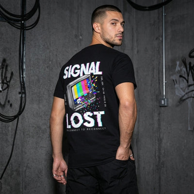 Zwart Signal Lost Heavy Cotton T-shirt, driekwart-achteraanzicht bij model #farbe_schwarz