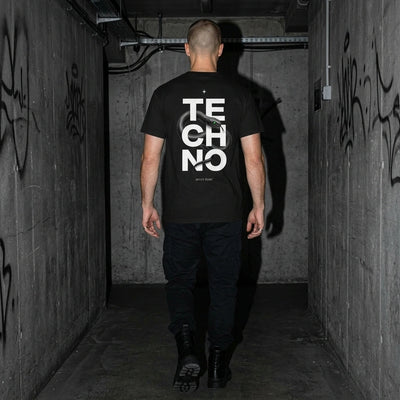 Zwart Venom Heavy Cotton T-shirt, achteraanzicht bij model in betonnen gang #farbe_schwarz