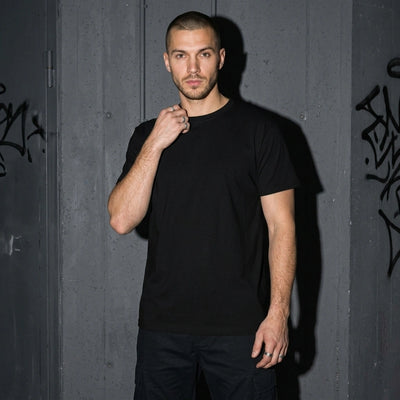 Zwart Venom Heavy Cotton T-shirt, effen vooraanzicht bij model #farbe_schwarz