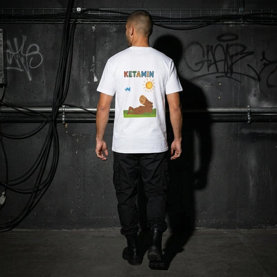 Wit KETA unisex shirt bij model, achteraanzicht van top tot teen 