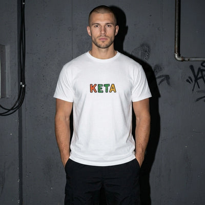 Wit KETA unisex shirt met kleurrijke voorprint bij model, vooraanzicht 