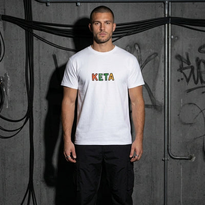 Wit KETA unisex shirt bij model, vooraanzicht van top tot teen 