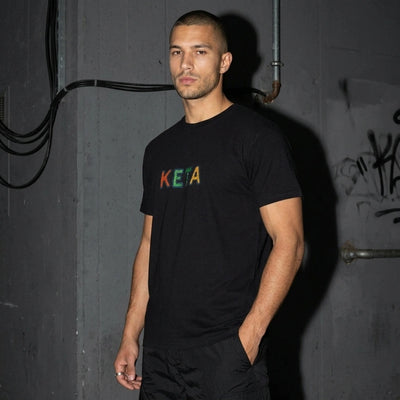 Zwart KETA unisex shirt bij model, zijaanzicht 