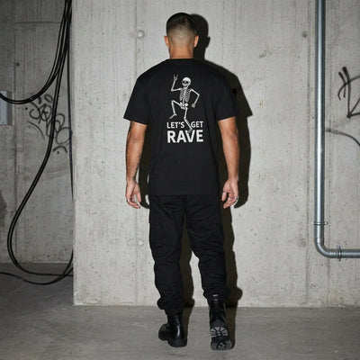 Zwart Let's Get Rave T-shirt bij model, achteraanzicht van top tot teen