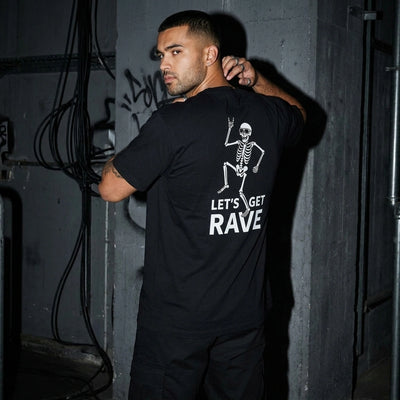 Zwart Let's Get Rave T-shirt bij model, driekwart-achteraanzicht